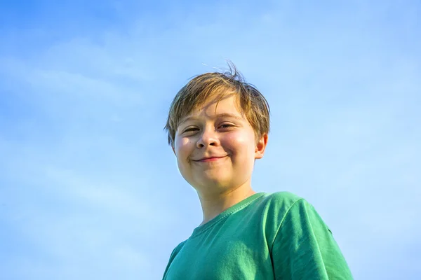 Gelukkig lachend jongen — Stockfoto