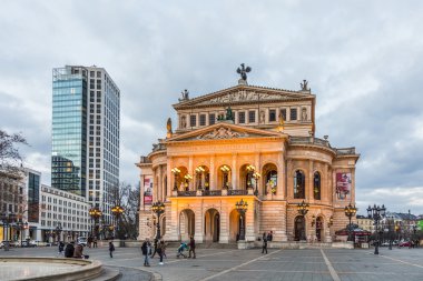 Frankfurt Alte Oper. Gece görünümü.