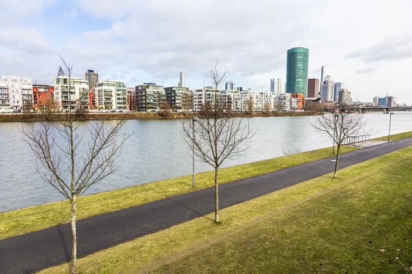 Torre Westhafen na área portuária em Frankfurt, no rio Main — Fotografia de Stock