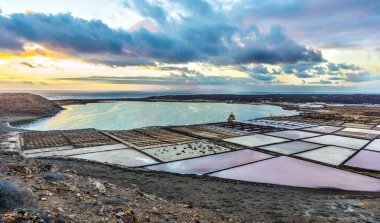 Lanzarote tuz fabrikası salinas de Janubio renkli Kanarya Adaları