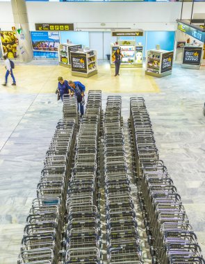 yolcular orta noktada Bagaj arabası almak 