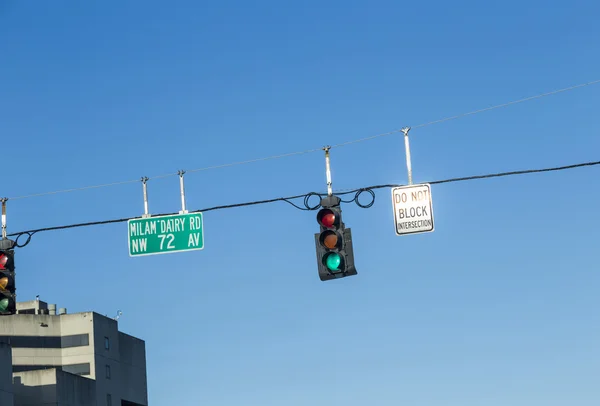 Semáforo verde en un cruce — Foto de Stock