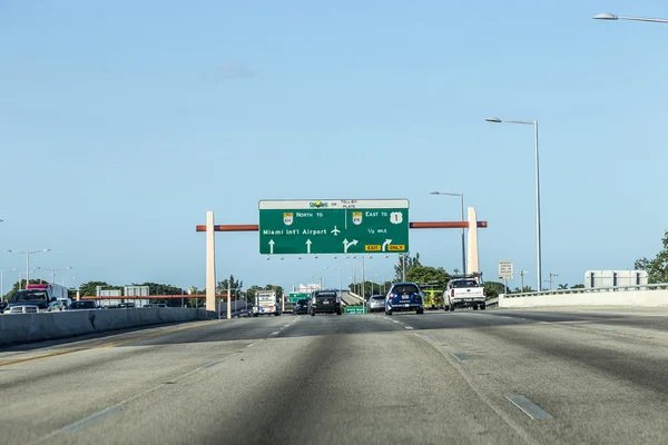 De Miami snelweg rijden van de luchthaven richting Oosten — Stockfoto