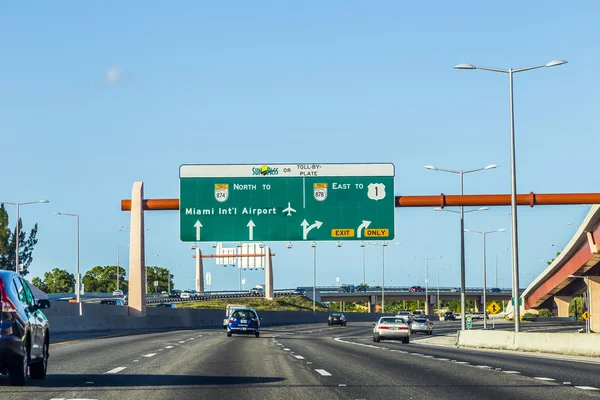 Dirigindo a Miami Highway a partir da direção do aeroporto Leste — Fotografia de Stock