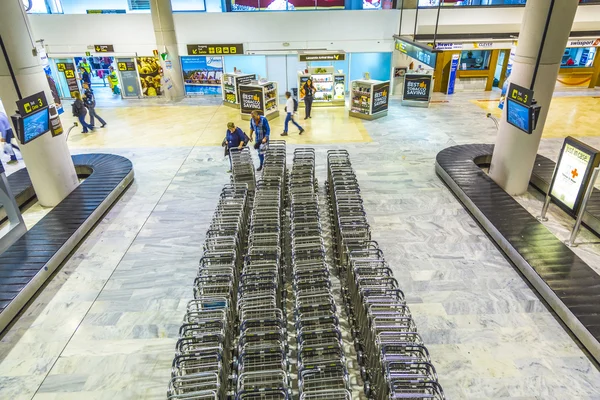 Passengers pick up the baggage cart at the central point at the — Stock Photo, Image