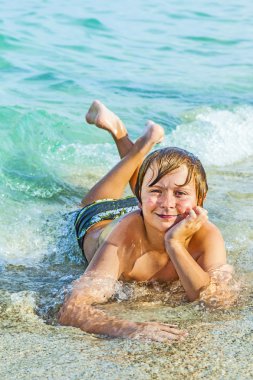 İnternet plajda yatan çocuk sahiptir