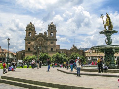 insanlar, Cuzco, Peru merkezi kare Plaza de Armas dinlenin.