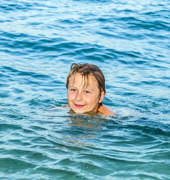 Chlapec se těší krásné vody oceánu — Stock fotografie