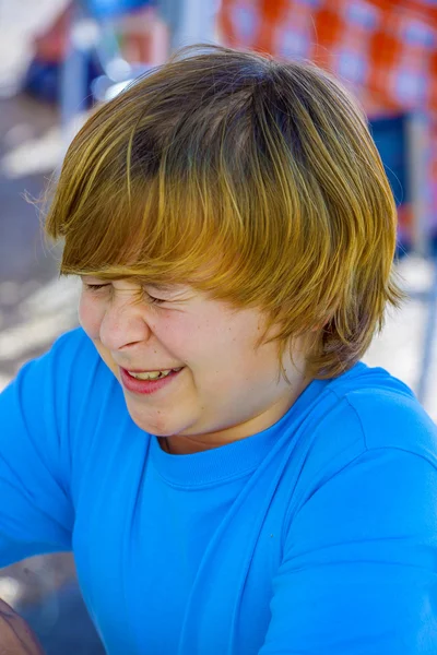 Retrato al aire libre de niño lindo relajado — Foto de Stock