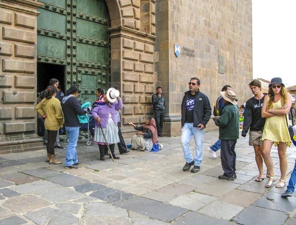 Poveri mendicano un'elemosina davanti alla basilica de la cathed — Foto Stock