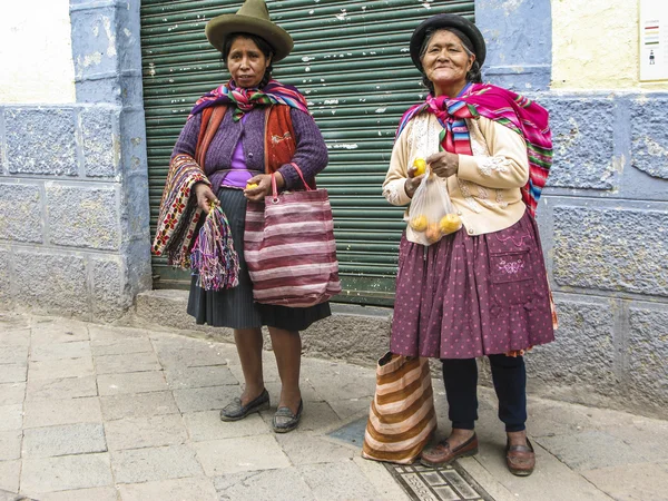 Pessoas pobres imploram por uma esmola e vendem artesanato e frutas para tou — Fotografia de Stock