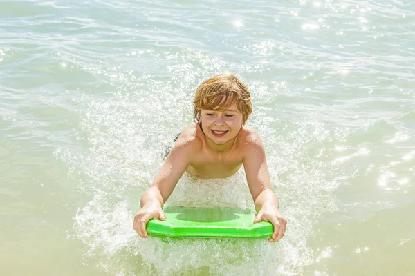 Ładny chłopak na plaży — Zdjęcie stockowe