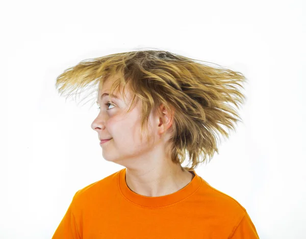 Bonito sorrindo menino com acenando cabelo — Fotografia de Stock