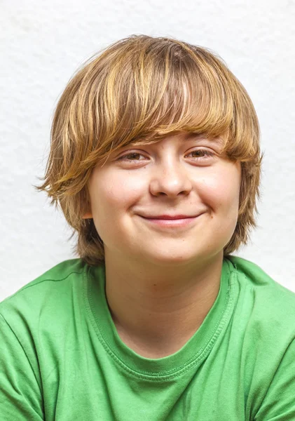 Lächelnder Junge sitzt auf einem Sofa — Stockfoto