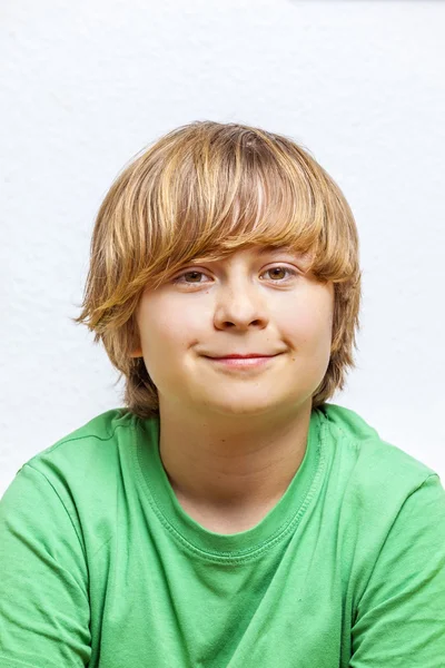 Schattige jongen in groen shirt — Stockfoto