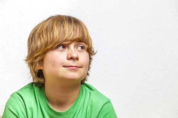 Симпатичный мальчик в зеленой рубашке — стоковое фото