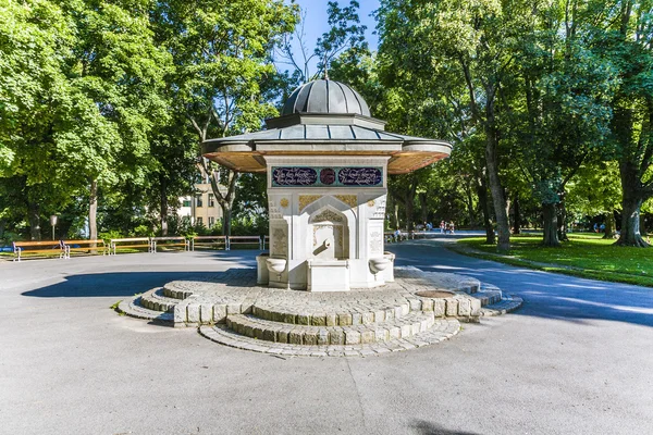 Berühmter yunus emre brunnen in wien — Stockfoto