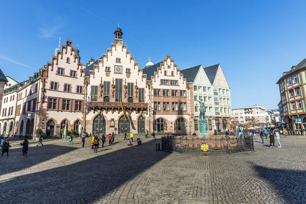 Persone in piazza Roemerberg a Francoforte — Foto Stock