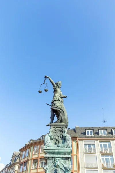 Estátua de Lady Justice, fonte de justiça em frente à Roma — Fotografia de Stock