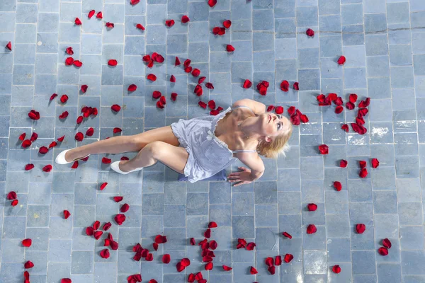 Femme pose dans un lit de roses dans la piscine — Photo