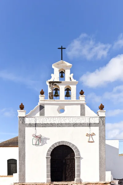 Kyrkan i San Bartolome under blå himmel — Stockfoto