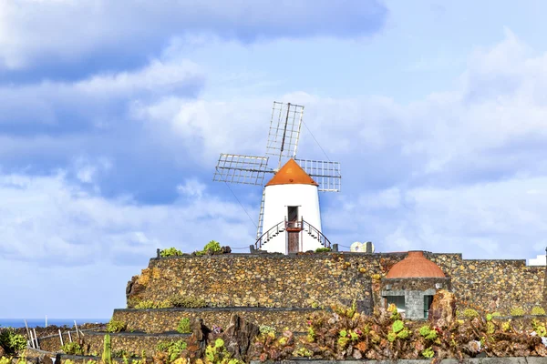 Typiska väderkvarn i lanzarote, Kanarieöarna, Spanien — Stockfoto
