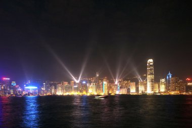 Lazer ışınları ile gece Hong Kong manzarası 