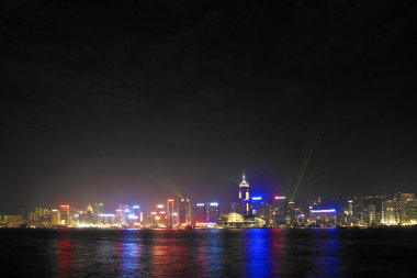 Lazer ışınları ile gece Hong Kong manzarası 