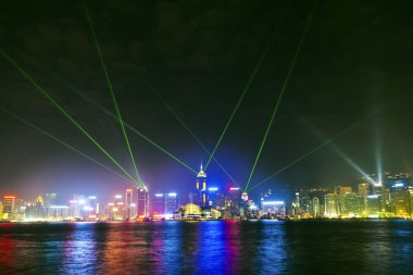 Lazer ışınları ile gece Hong Kong manzarası 