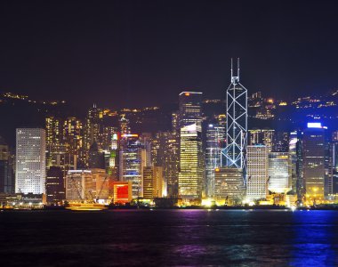 Lazer ışınları ile gece Hong Kong manzarası 
