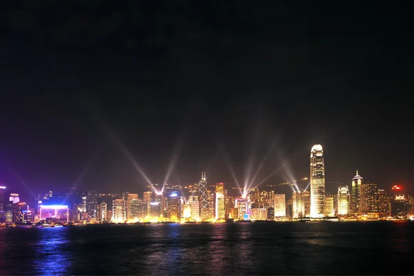 Hong kong skyline bei Nacht mit Laserstrahlen — Stockfoto