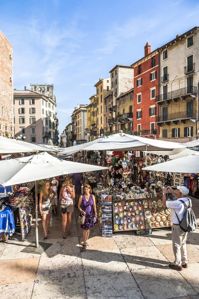 Les gens visitent les marchés de rue à Vérone — Photo