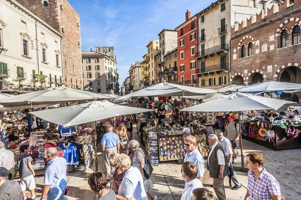 Люди посещают уличные рынки в Вероне — стоковое фото