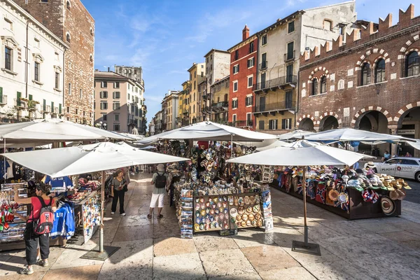 Människor besöker gatumarknader i Verona — Stockfoto