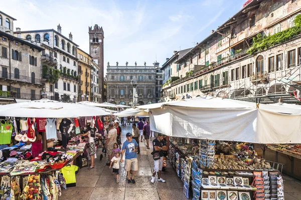 Ludzie odwiedzają bazary w Weronie — Zdjęcie stockowe