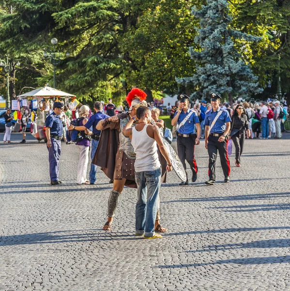 Mensen op de plaats in uit van het Romeinse amfitheater van Verona — Stockfoto