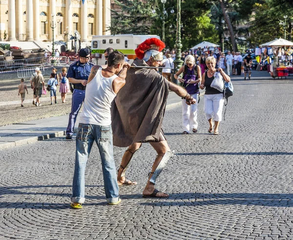 Mensen op de plaats in uit van het Romeinse amfitheater van Verona — Stockfoto