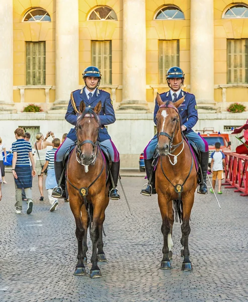 Policenmen with horses  watch the scenery at the entrance of the — Stock Photo, Image