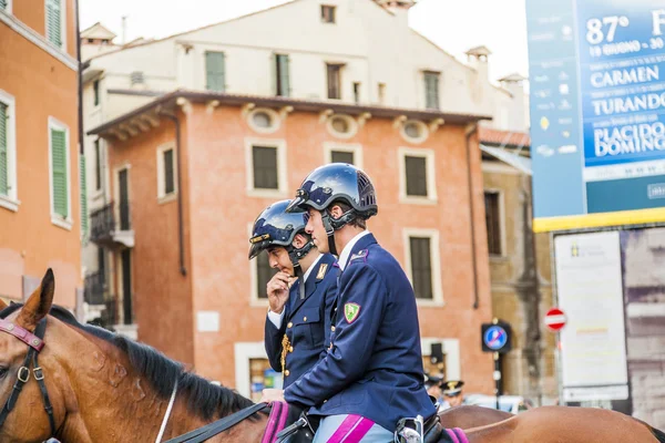 Policie na koních se sleduje a pomáhá diváci na — Stock fotografie