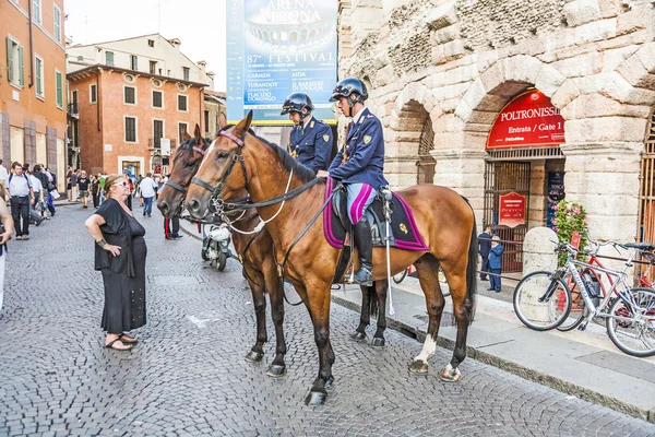 La police à cheval surveille et aide les spectateurs à la — Photo