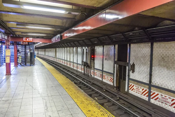 Поезд прибыл на станцию метро в Нью-Йорке — стоковое фото