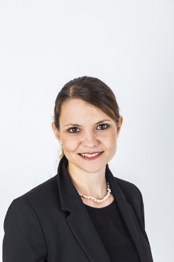 Duran kendine güvenen güzel kadın  