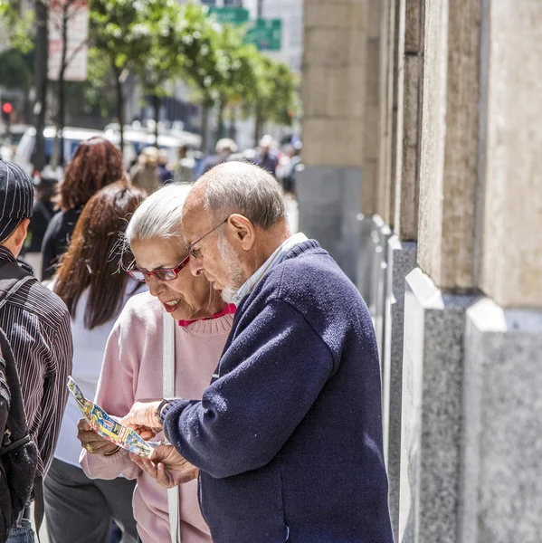 Oudere senior paar leest de kaart te oriënteren in San Francisco — Stockfoto