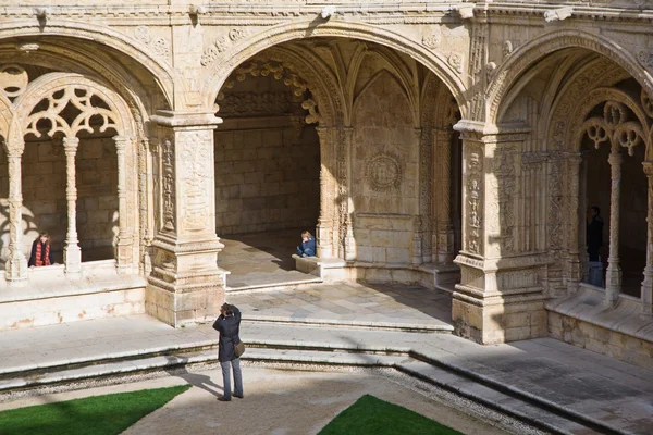 La gente visita el claustro del monasterio de Jerónimos — Foto de Stock