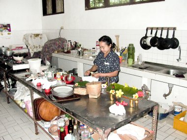kadın mutfakta bir ördek Bali tarzı hazırlar