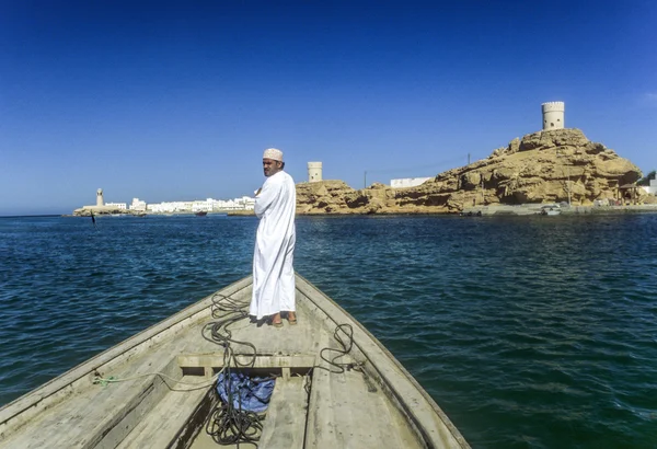 Homem ferry árabe transporta passageiros em um velho barco tradicional — Fotografia de Stock