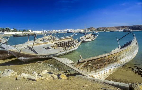 Rotten typical arabic dhau boats  at the beach of SUR, — Stock Photo, Image