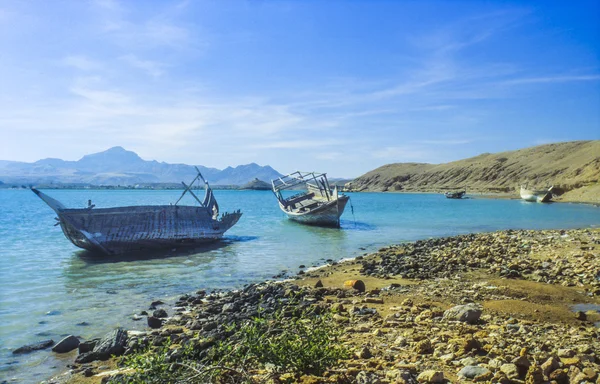 Podre dhau típico árabe barcos na praia de SUR , — Fotografia de Stock