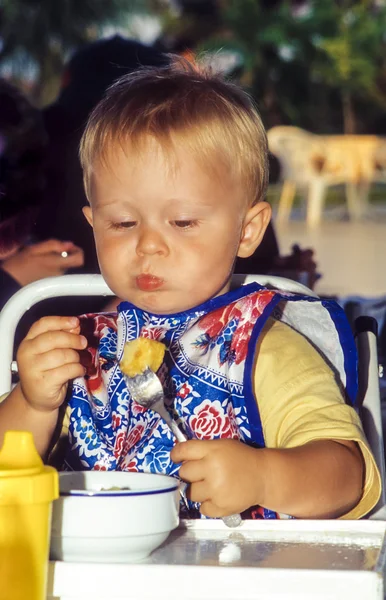 Ung pojke som äter — Stockfoto