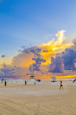 geç öğleden sonra yürüyüş boyunca south Beach'te insanlar ve su keyfini çıkarın